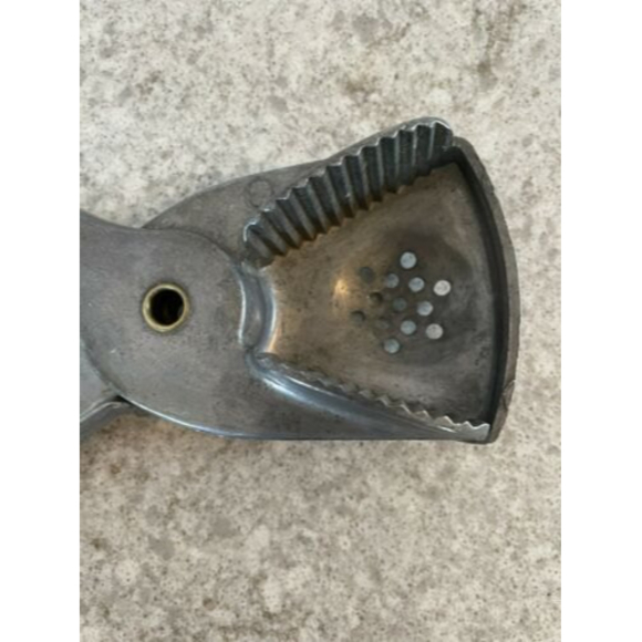 Vintage Irvin Ware Aluminum Hand Held Citrus Juicer Strainer Lemon Lime Squeezer - Picture 2 of 5